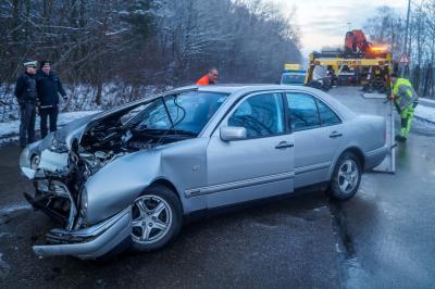 Ludwigsburg: Glaette-Unfall! Ein Schwerverletzter nach Frontalzusammenstoss auf der Osterholzallee
